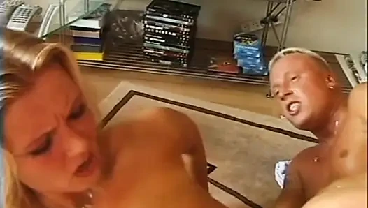 Schöner blonder arsch gefickt und von einem großen, harten schwanz auf heiße muschi gespritzt