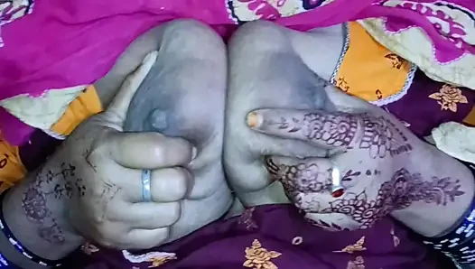 Bhabhi desa kencing di kamar mandi dan disetubuhi oleh suami