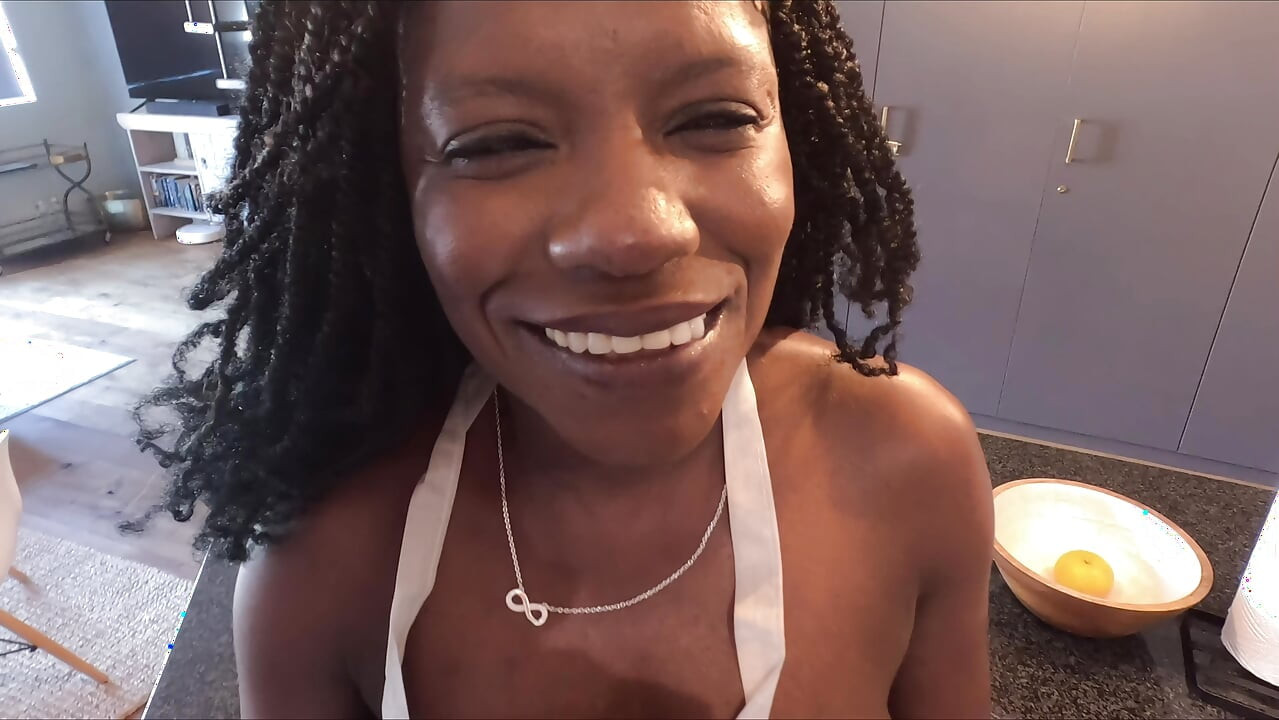 The Apron Affair- Sexy MILF Gets Her Pussy Tasting Like Cheesecake