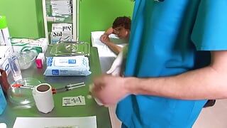 Napalona pacjentka pozwala gorącemu seksownego lekarza ją przelecieć