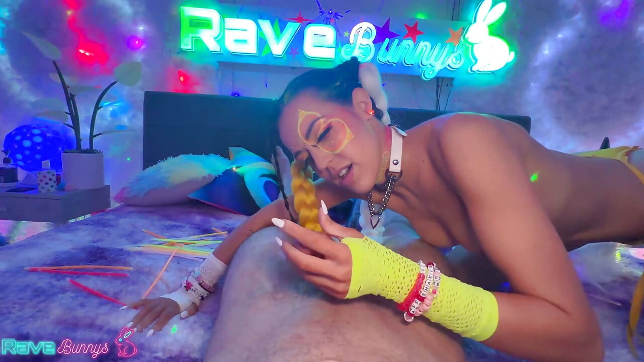 Bella Noir streichelt Brian Omallys schwanz mit Glowstick Und schluckt dann!