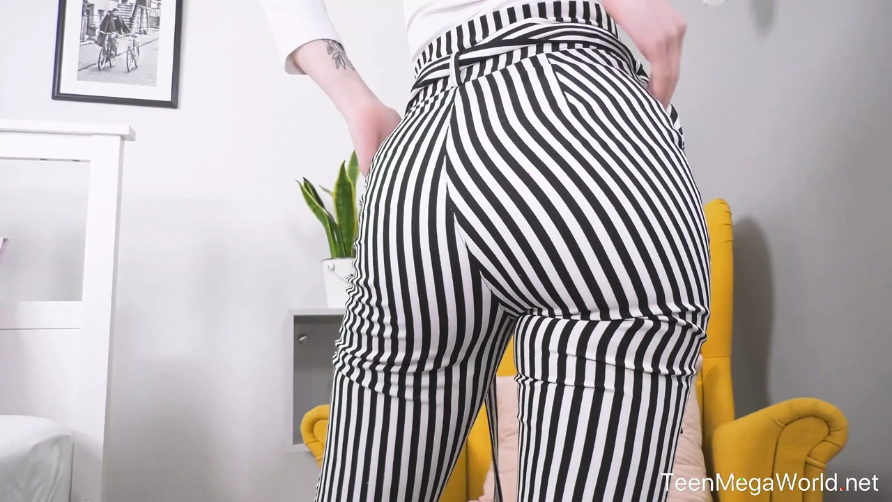 Hottie Hides Dildo in Pussy
