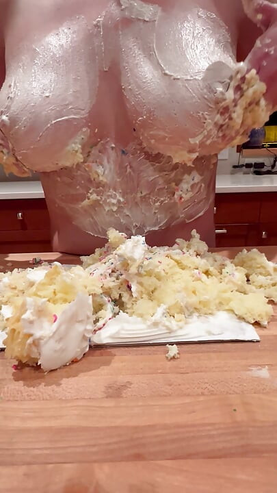 Üvey anne büyük göğüsleriyle doğum günü pastasını mahvediyor
