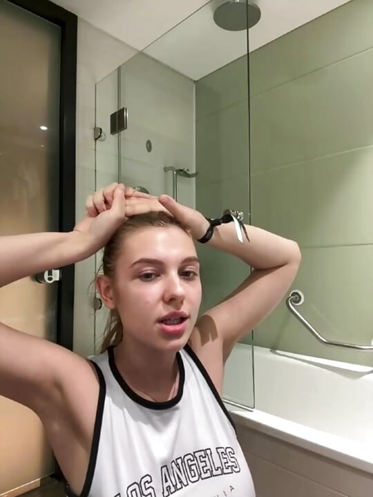 Jucielussie playing in the bathroom