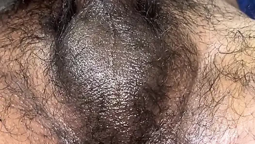 Istriku yang seksi memijat besarnya pakai minyak