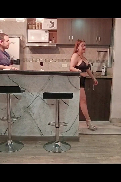 Ulična kurva mi puši tijekom nogometa Žene su otišle i guta spermu s prljavim Rusom