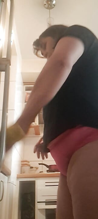 MILF, Sprzątanie kuchni