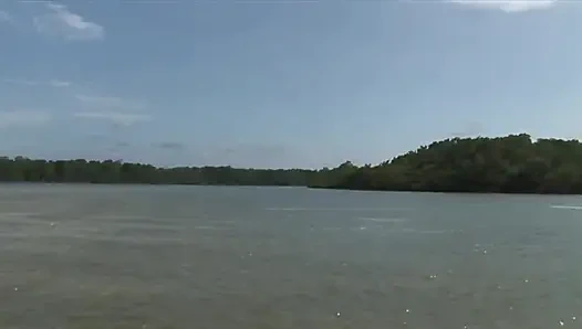 Идеальная блондинка грязная русалочка развлекается сексом с двумя друзьями на пляже и озере.