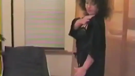 Aksi dildo kotor dari si rambut cokelat yang lebih tua ini