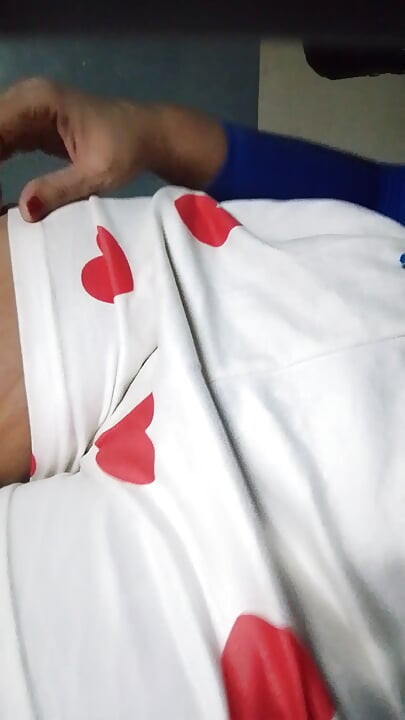 Garota asiática se masturbando sozinha