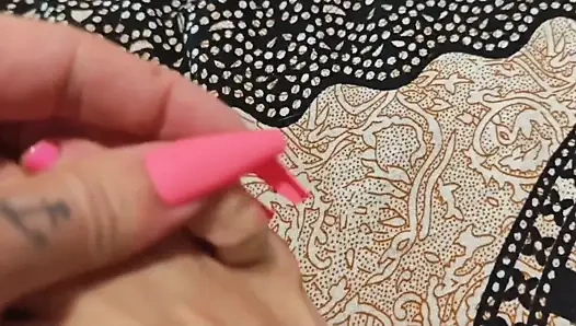 Pembe tırnaklı ayak fetişi büyük bir yarağa mastürbasyon yapıyor ve sikişiyor