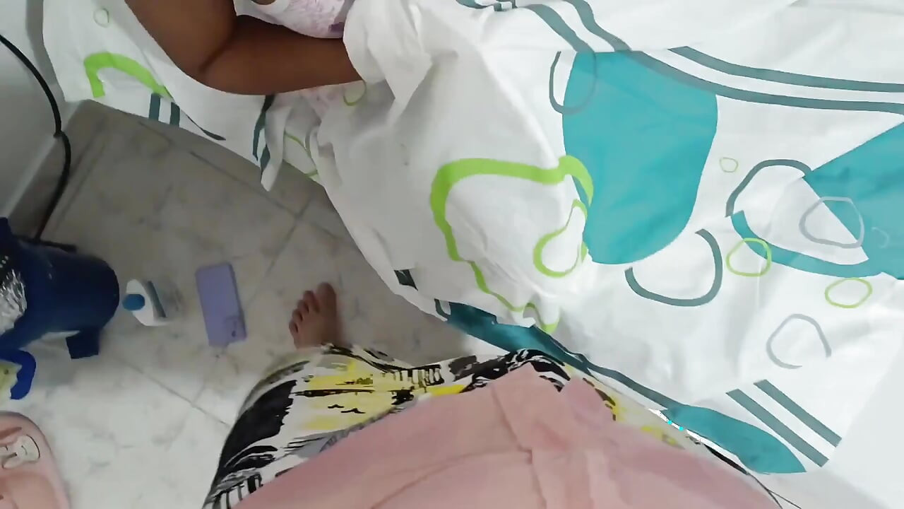 Si cewek gemuk rambut cokelat dengan bibir merah dan toket besar lagi asik ngentot kontol sebelum tidur siang