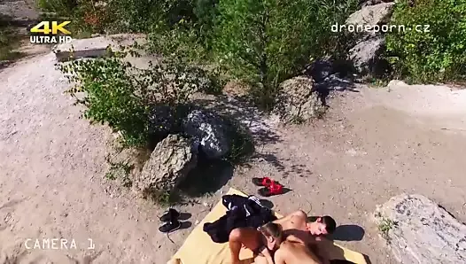 Seks na plaży dla nudystów, wideo podglądaczy zrobione przez drona