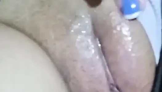 Ich habe sie beim masturbieren gesehen, dann kam ich hinter sie und fickte sie in den arsch.
