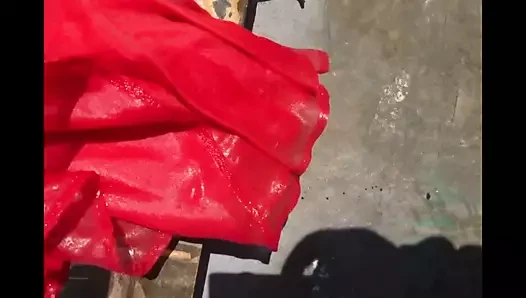 Umumi çöp kutusunda kırmızı 4 elbise