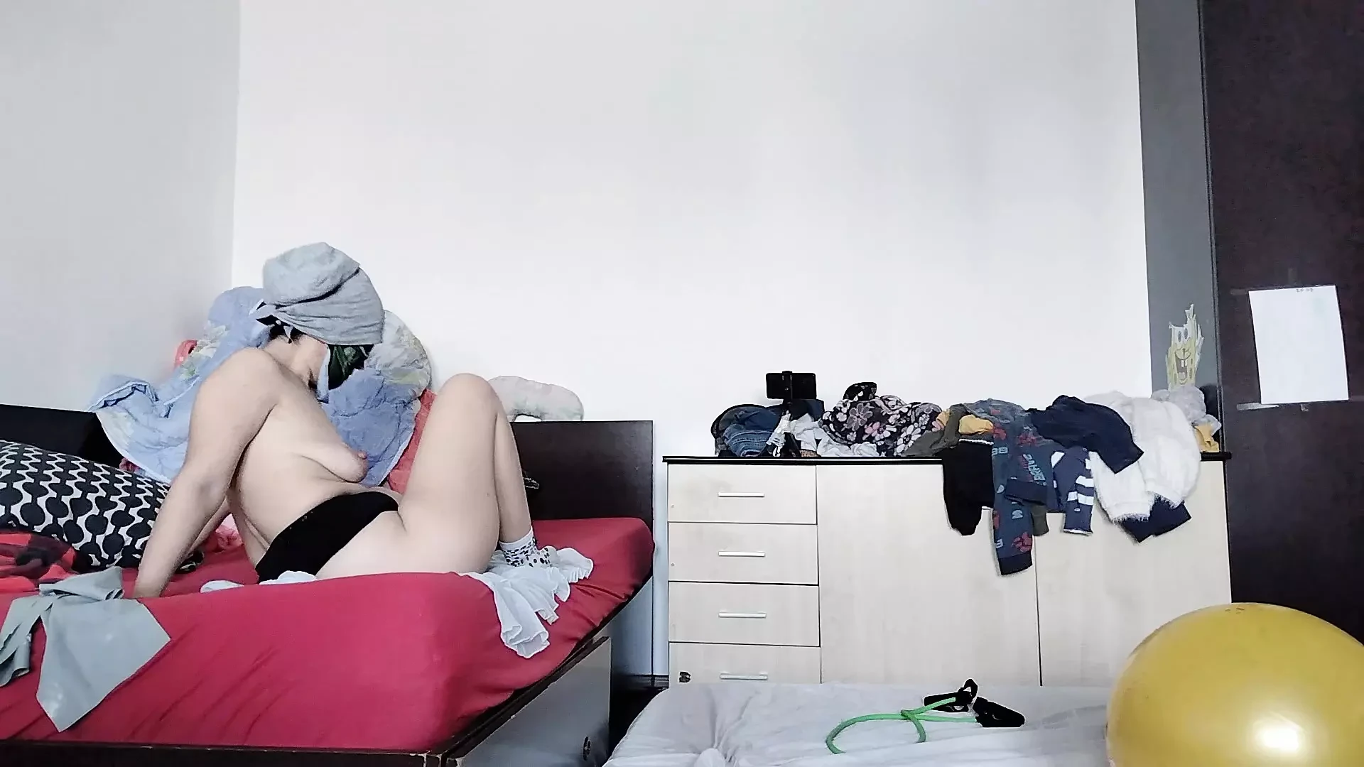 Amateur wife dancing naked through the house.