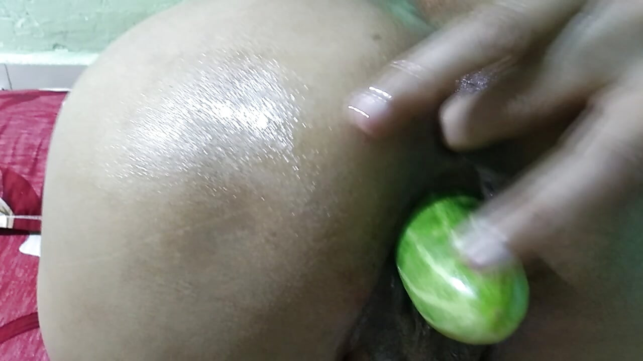 Desi bhabhi ne apni chut me mota khira dala aur apni chut ka pani nikala