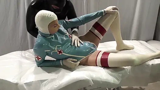 Латекс Danielle - Пациентка осматривает доктора и доктор играет с собой 2Angle