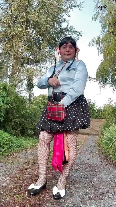 U outfitu s malom mjehurićastom suknjom za večernji izlazak