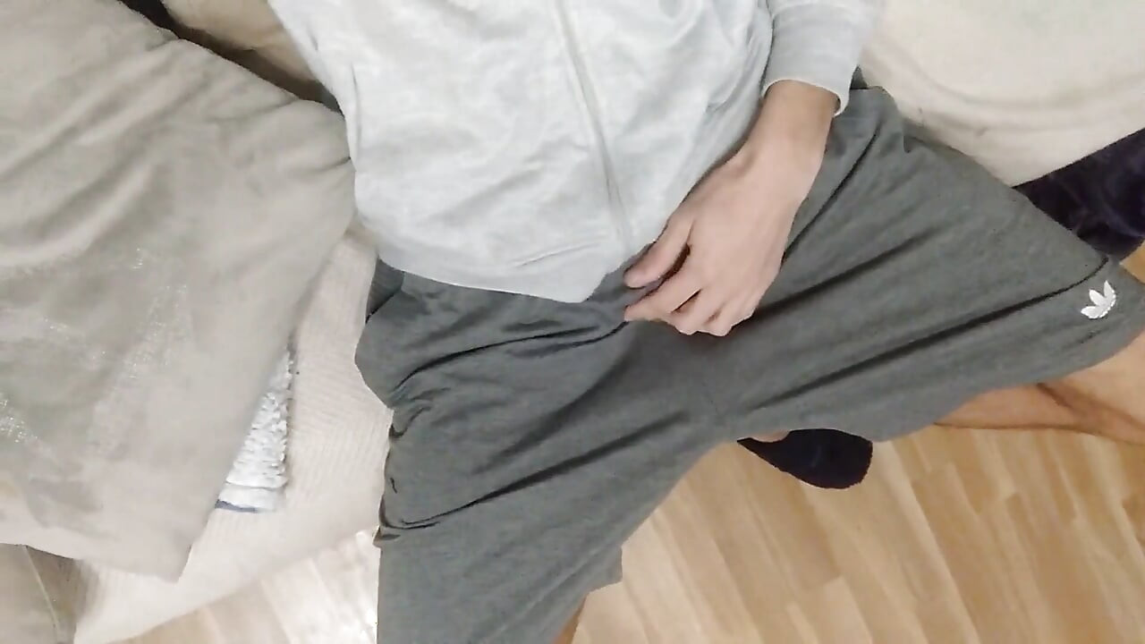 Shaved Amateur Shows the Perfect Size of His Cock and Gives You His Sperm