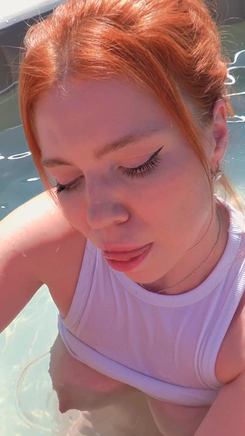 Atemberaubender moment von "SEX im pool! Großer schwanz in enger muschi! GESICHTSBESAMUNG"