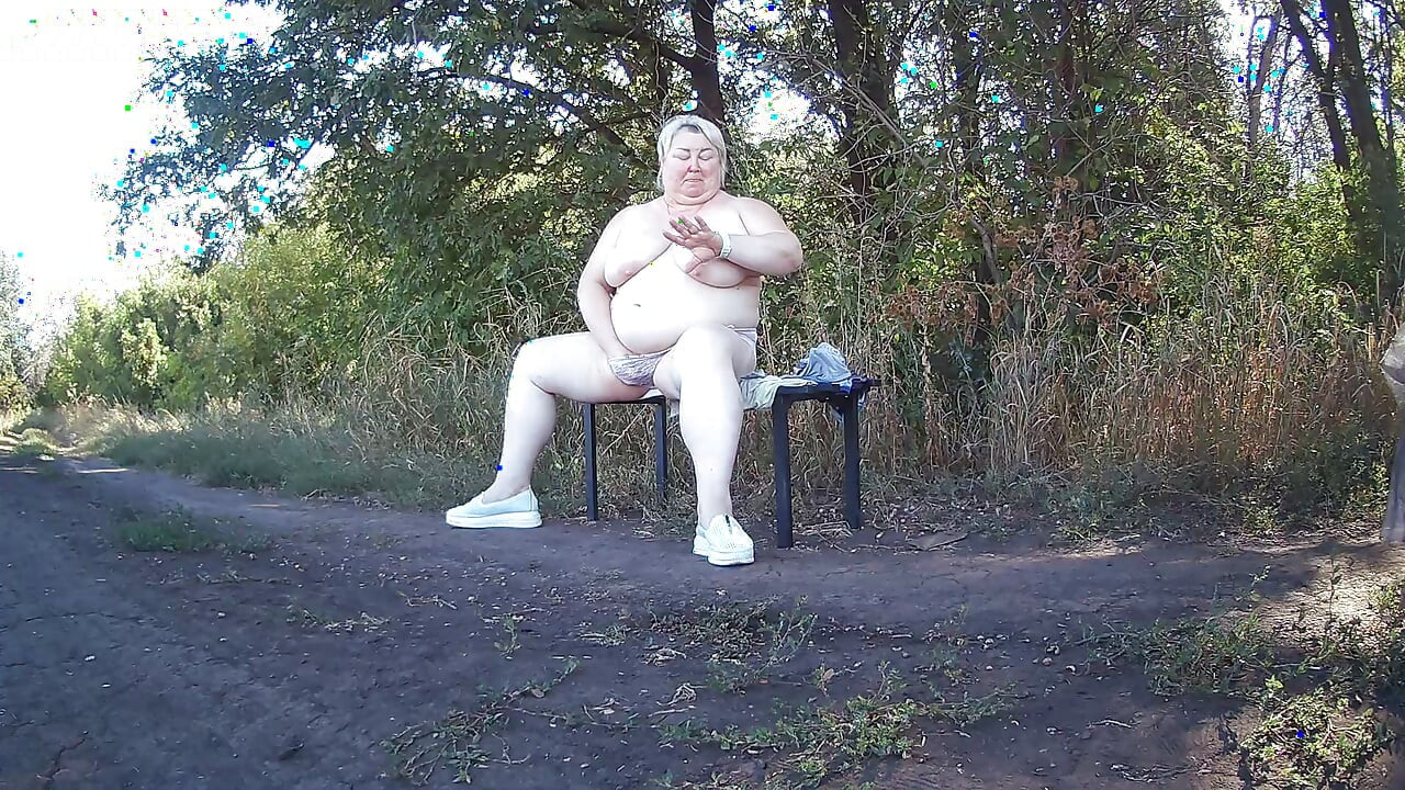 Svekrva u parku se skida i masturbira do orgazma na klupi