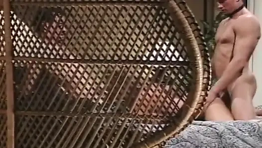 Милфу-блондинку жестко трахают пальцами и фистят