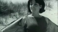 Día de la niña nudista en una playa (vintage de los años 60)
