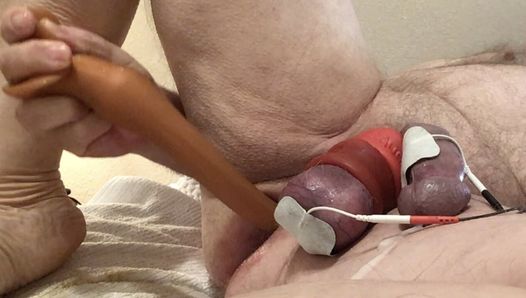 20-calowy dildo w mojej dupie popychając spermę z mojej prostaty. Bez użycia rąk ocenia orgazm.