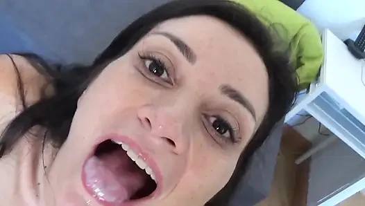 Valentina Bianco schluckt einen großen cumshot