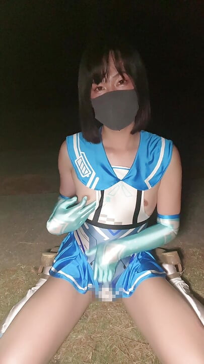 Sømandsuniform-stil cosplay crossdressing i parken