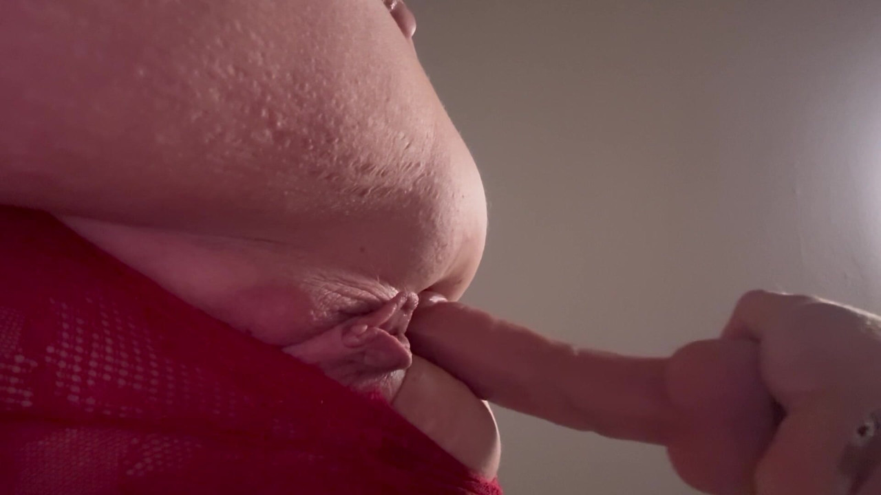 Je baise ma femme profondément avec son gode.
