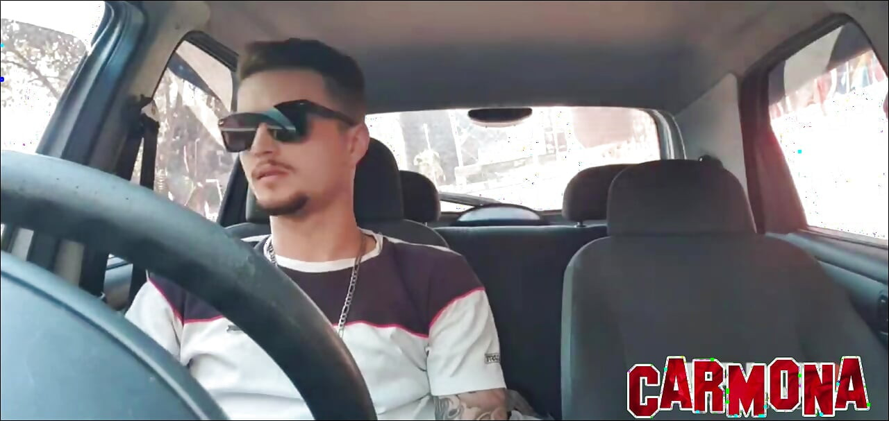 Two heteros making out in the car in downtown SP