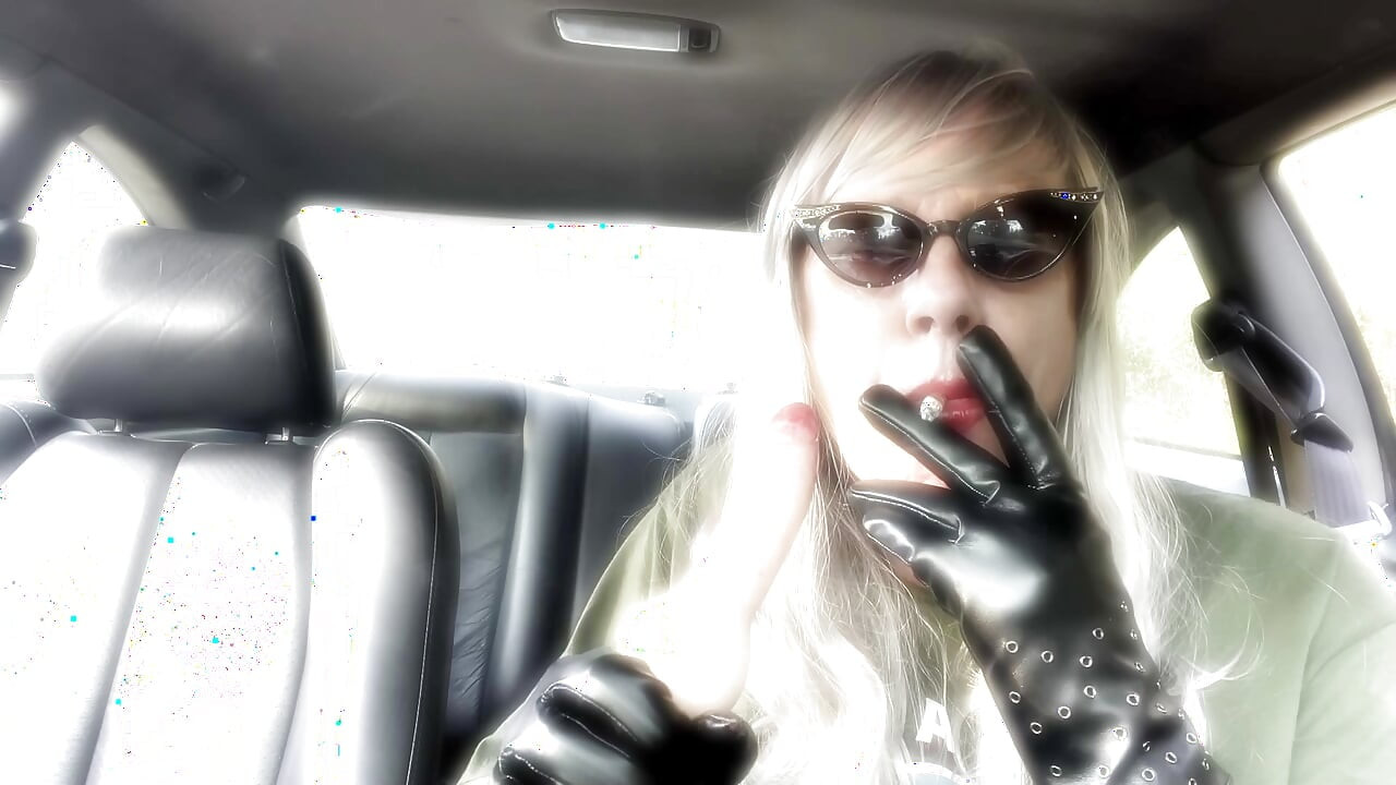 MOMMY LIKES SMOKING BIG DILDO'S WHILE SMOKNG