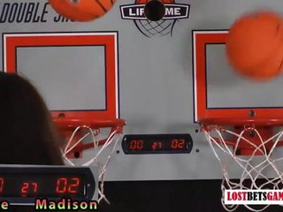 Две очаровательные девушки играют в игру по перестрелке в стрип-баскетболе
