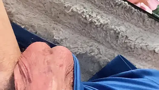 Et sopamı okşuyor ve karımın sakso çekmesini izliyorum