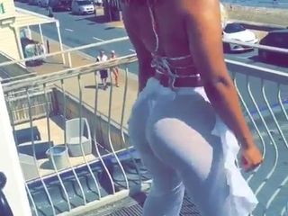 Sexy holka twerkuje v bílých kalhotách