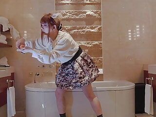 Crossdresser japonesa com porra de orelha de coelho em um banheiro de hotel de luxo. gozada