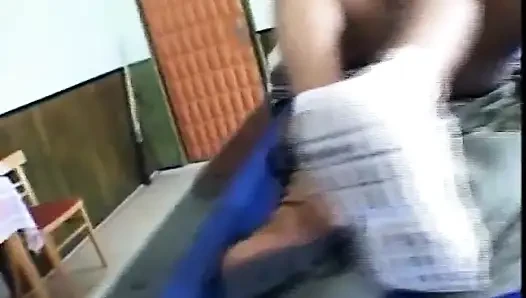Doppelpenetration und Abspritzen im Mund von drei schwarzen monster-schwänzen für vollbusige MILF