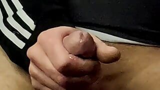 Mijn hete kamergenoot masturbeert zijn grote perfecte hetero pik en leegt zijn gigantische ballen met een enorme cumshot in hq slow motion