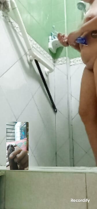 Ma reggel videóhívást kezdeményezek. Együtt maszturbálunk Skype-on keresztül.