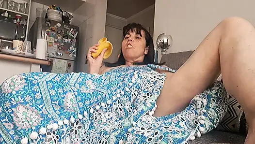 Orta yaşlı seksi kadın kıllı amcığını nazik vuruşlarla cezalandırıyor