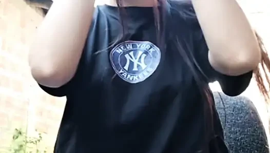 Seksi kız hayranları için yayın yapıyor ve kendine dokunuyor