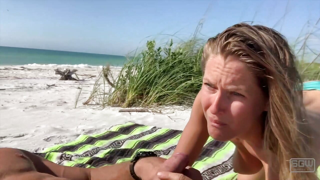 Casal sexy faz sexo na praia enquanto usa tangas