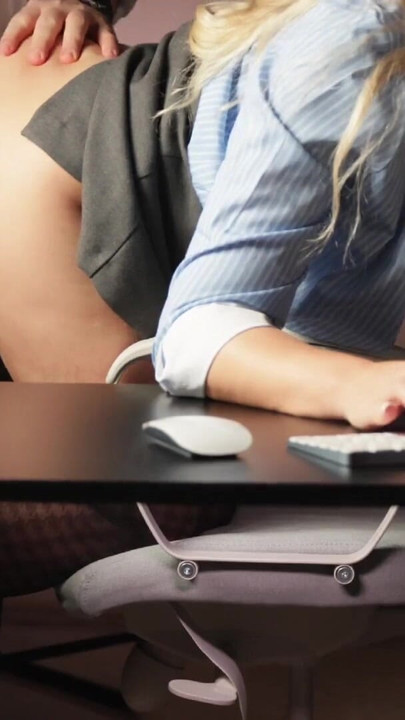 Jangan pernah menginap di kantor larut malam. Bos yang sudah menikah ngentot sekretaris | Klip 2