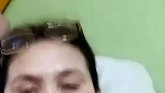 Задница милой киски трахает пальцами себя на нашем видеозвонке