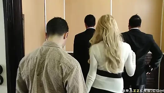 Toket besar di kantor - tante seksi rambut pirang dengan toket besar taylor wane lagi asik nyepong kontol di kantor