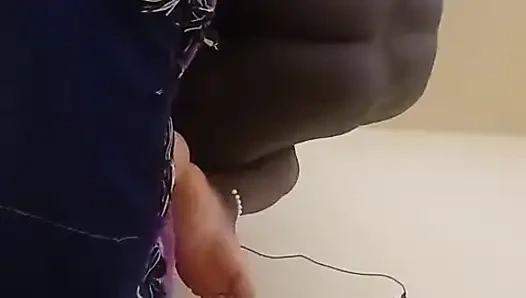 Yaşlı bir kadını çığlık atarken daha sert sikiyor