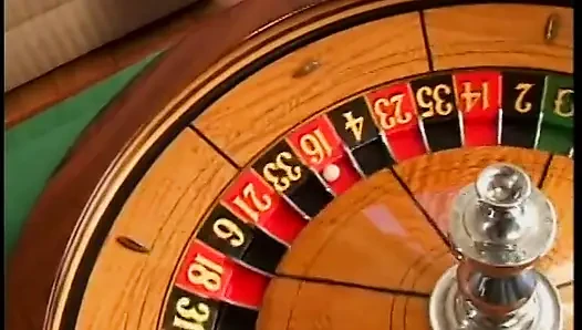 Uzun saçlı sarışın amcığını yalatıyor ve içeride kanepede sikiliyor