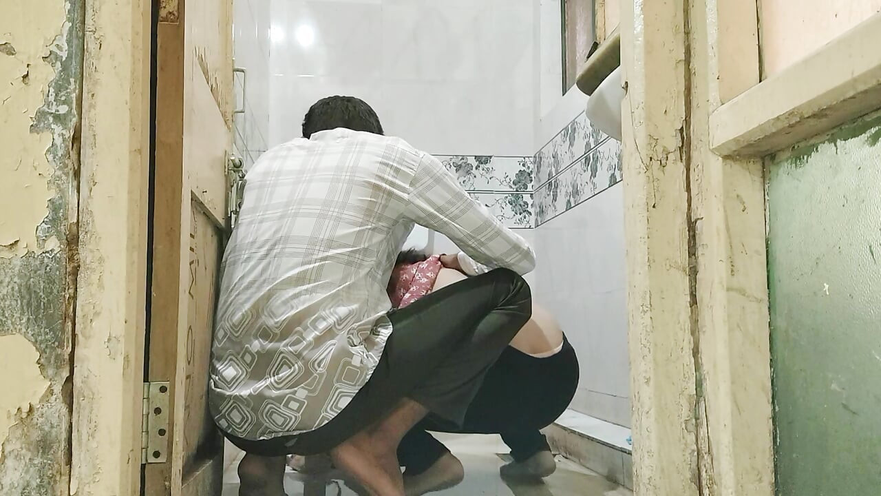 Indian Bhabhi ko Bathroom me Choda / Indian bhabhi sex in bathroom
